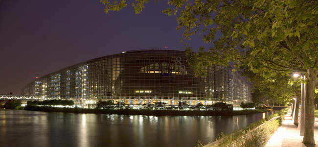 Parlamento europeo di notte, Strasburgo, Francia — Foto stock