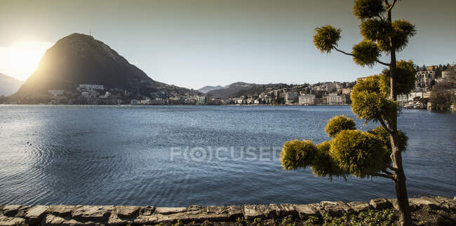 Vista al mar al atardecer, Lago Lugano, Tessin, Suiza - foto de stock