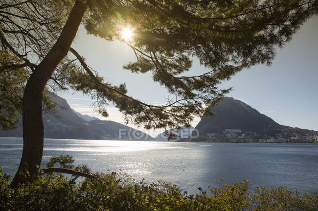 Vista soleada del lago Lugano, Tessin, Suiza - foto de stock