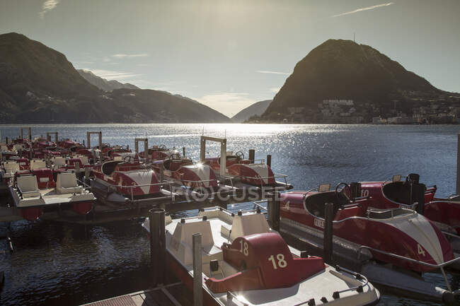 Pédalos amarrés sur le lac de Lugano, Tessin, Suisse — Photo de stock