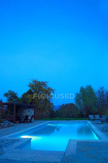 Holiday apartment swimming pool at dusk, Lake Balaton, Budapest — Stock Photo