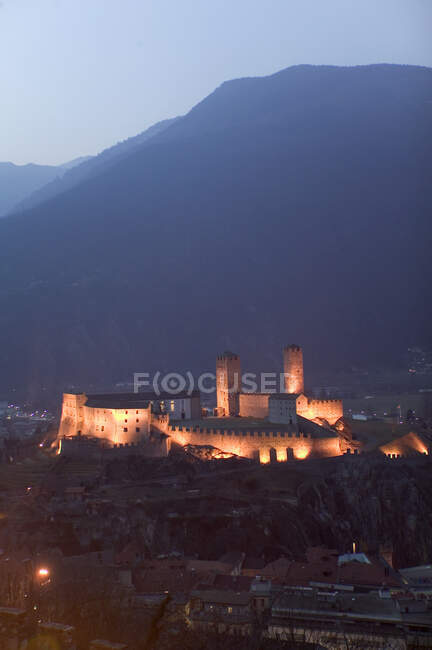 Château de Bellinzona illuminé la nuit, Bellinzona, Tessin — Photo de stock