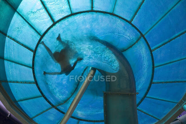 Vista aérea de la persona en el tobogán de agua, Lido Locarno, Locarno, Ti - foto de stock