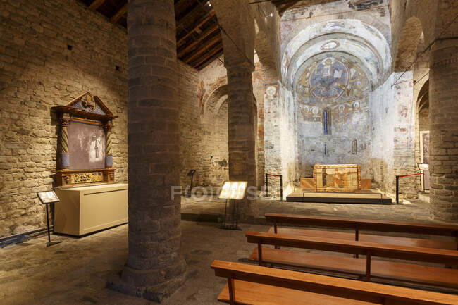 Altar und Kirchenbänke von Santa Maria de Taull, Taull, Lleida, Spanien — Stockfoto