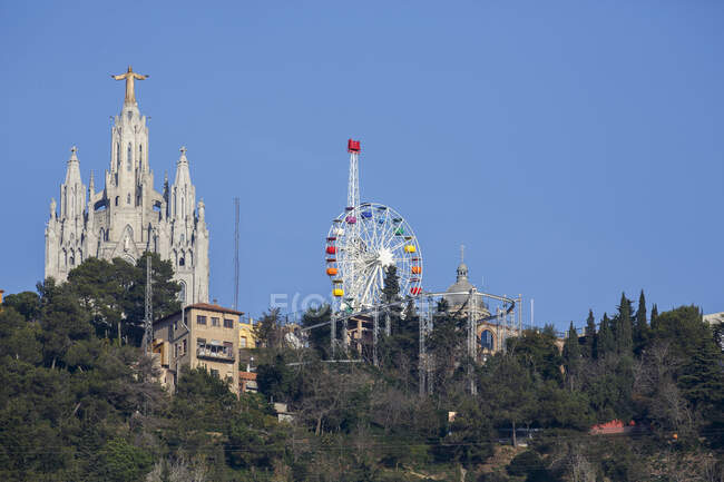 Temple del Sagrat Cor igreja e roda gigante, Barcelona, Catalunha — Fotografia de Stock