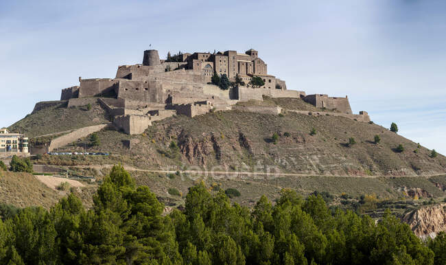 Castelo de Cardona no topo da montanha, Barcelona, Catalunha, Espanha — Fotografia de Stock