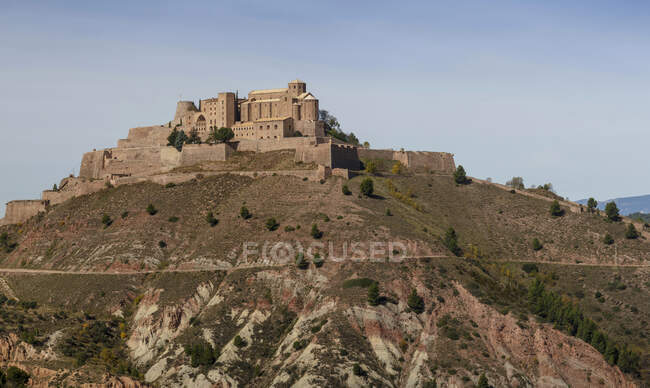 Castelo de Cardona no topo da colina, Barcelona, Catalunha, Espanha — Fotografia de Stock