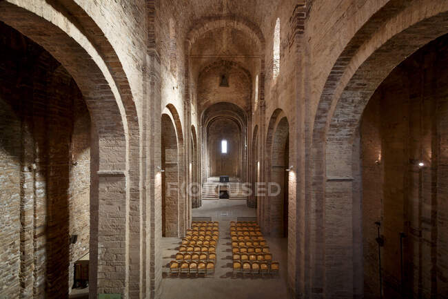 Высокий угол обзора алтаря и стульев в церкви Сан-Виченц, Барселона — стоковое фото