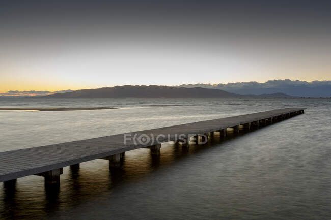 Wooden pier at dusk, Trabucador Isthmus, Alfacs Bay, Tarragona — Stock Photo