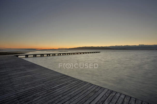 Wooden pier at dusk, Trabucador Isthmus, Alfacs Bay, Tarragona — Stock Photo