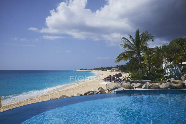 Vista de la piscina infinita y el mar azul, Saint Martin, The C - foto de stock