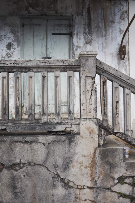 Verfallende graue Treppe und Balkon, Saint Martin, Karibik — Stockfoto