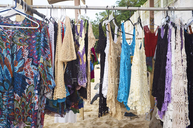 Negozio abbigliamento ferroviario con abiti e kaftani sulla spiaggia, Saint Marti — Foto stock