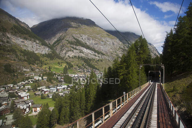 Glacier Express tren panorámico, Zermatt, Alpes suizos, Suizlán - foto de stock