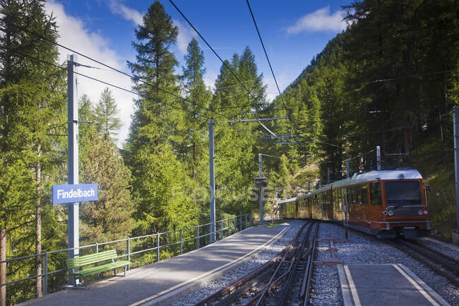 Glacier Express trem panorâmico, Zermatt, Alpes suíços, Switzerlan — Fotografia de Stock