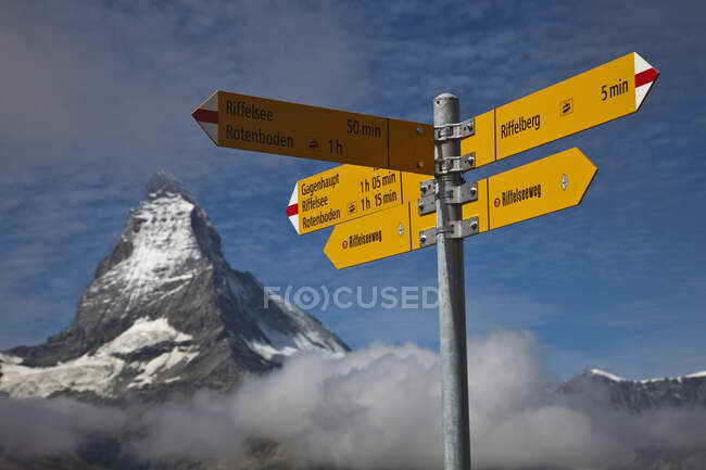 Señales de tráfico, Matterhorn, Alpes suizos, Suiza - foto de stock