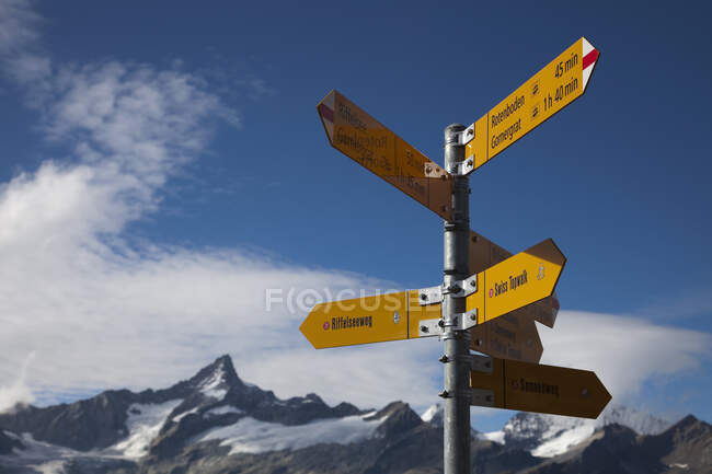 Segnaletica stradale, Cervino, Alpi svizzere, Svizzera — Foto stock
