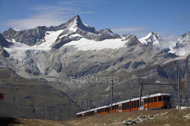 Glacier Express tren panorámico, Alpes suizos, Zermaat, Suiza - foto de stock