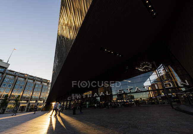 Экстерьер центрального железнодорожного вокзала Роттердама в сумерках, Роттердам, Нидерланды — стоковое фото
