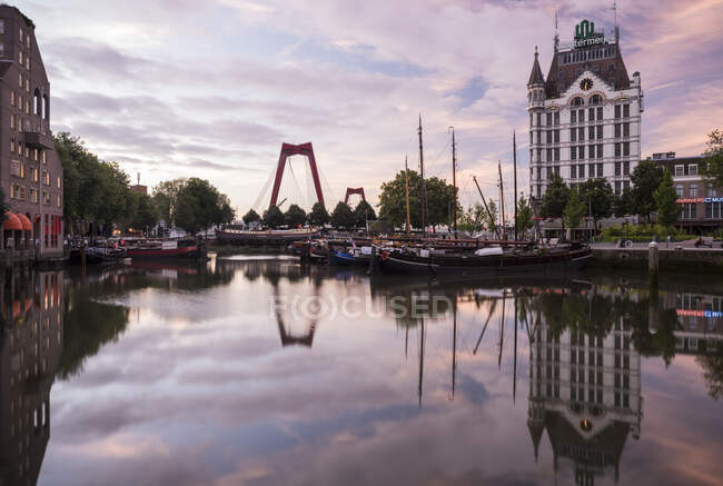 The White House & Old Harbour at dawn, Wijnhaven, Rotterdam, Netherlands — Stock Photo