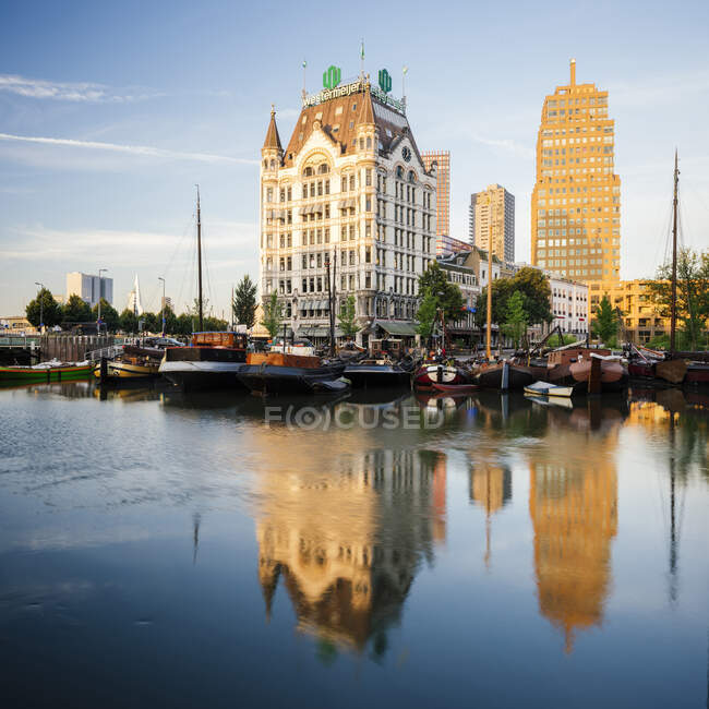 The White House & Old Harbour at dawn, Wijnhaven, Rotterdam, Países Bajos - foto de stock