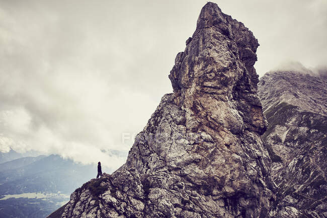 Чоловік стоїть на схилі гори, Інсбрук, Тіроль, Австрія. — стокове фото