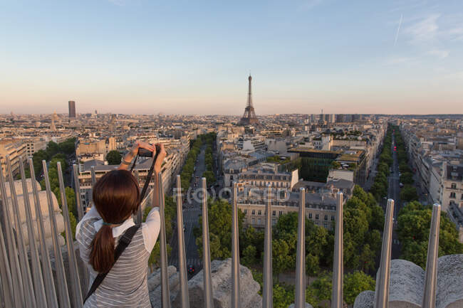 Vista para fotografar mulher, Torre Eiffel e horizonte de Paris, Pe. — Fotografia de Stock