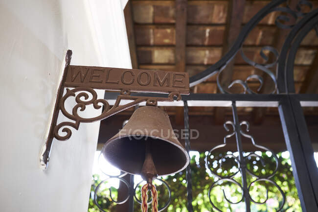Campana de hierro y señal de bienvenida, Antigua, Guatemala - foto de stock