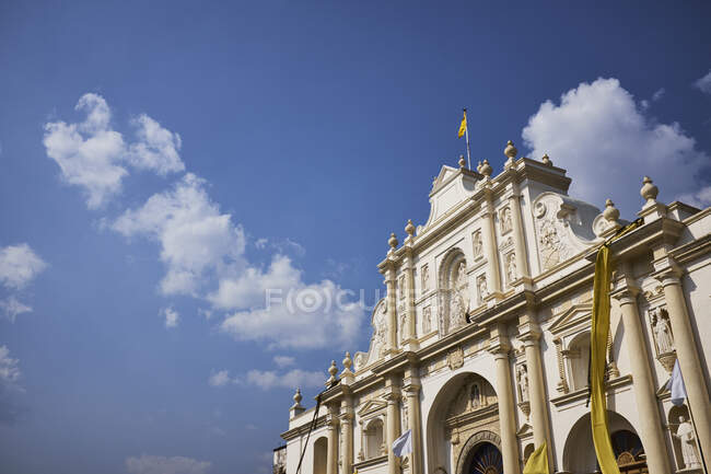 Vista de la Catedral de San José contra el cielo azul, Antigua, Guatemala - foto de stock