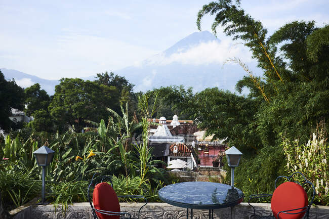 View of mountain and low cloud from garden balcony, Antigua, Gua — Stock Photo
