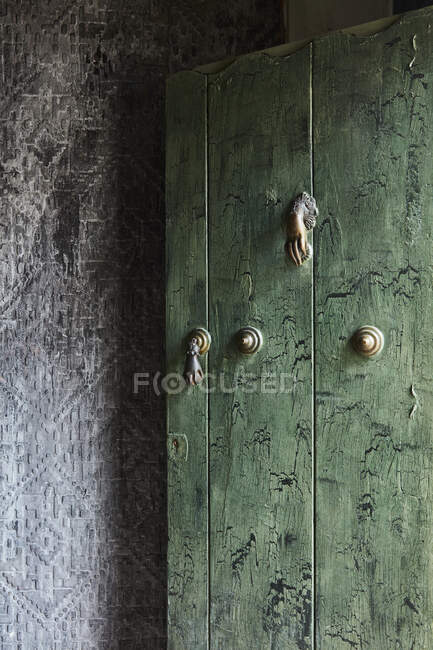 Зеленая дверь с ручными дверными стучалками, Антигуа, Гуамала — стоковое фото