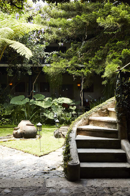Jardín con escalera de caracol de piedra, Antigua Guatemala - foto de stock