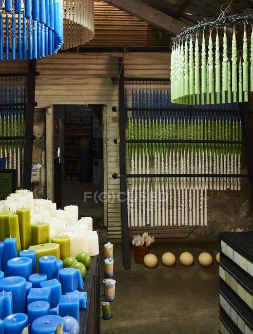 Colgar velas hechas a mano en la tienda, Antigua, Guatemala - foto de stock