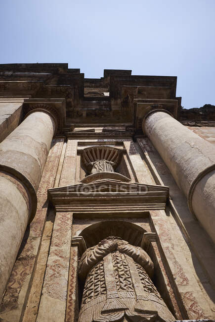 Vue à angle bas des colonnes du bâtiment historique et du ciel bleu, Antigu — Photo de stock
