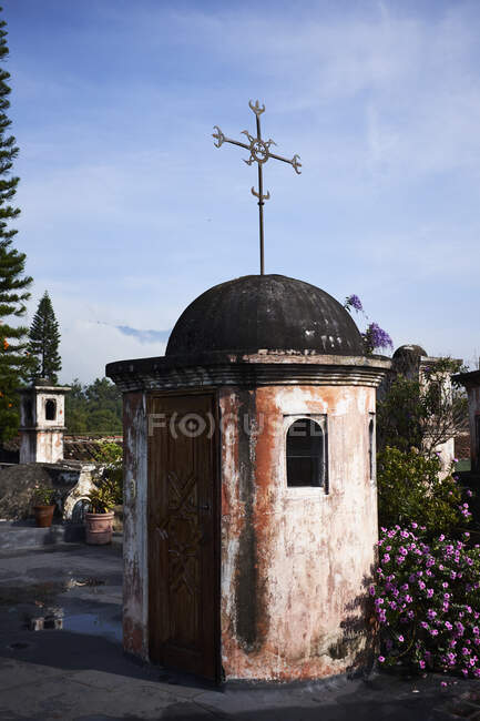 Историческое здание с куполами в саду, Антигуа, Гватемала — стоковое фото