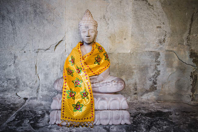 Buddhistische Statue mit goldener Schärpe, Angkor Wat, Kambodscha — Stockfoto