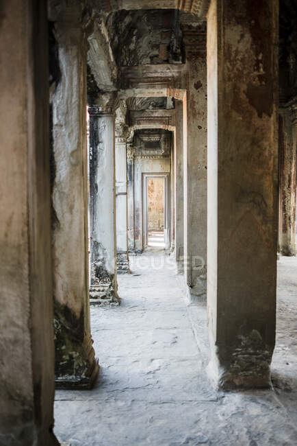 Portico del tempio con colonne, Angkor Wat, Cambogia — Foto stock