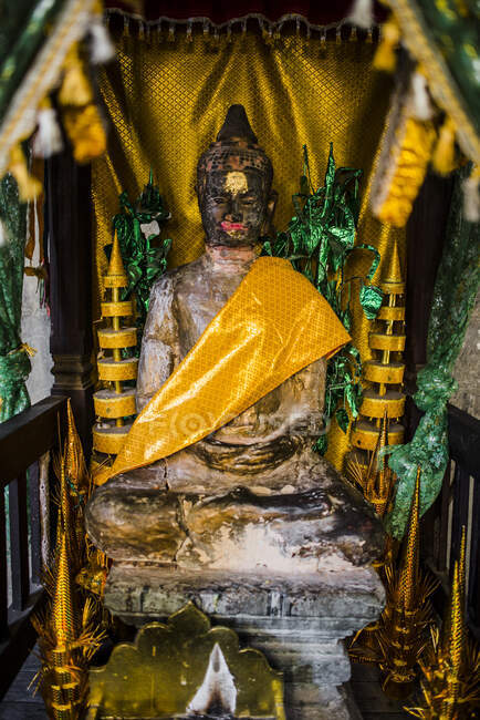 Estátua budista em santuário dourado, Angkor Wat, Camboja — Fotografia de Stock