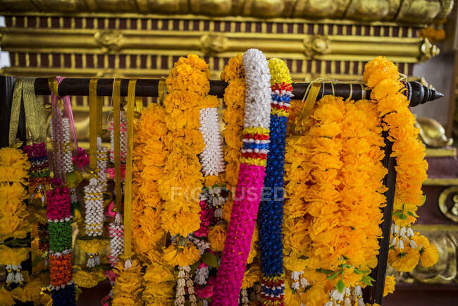 Filas de Phuang Malai (guirnaldas florales), Koh Samui, Tailandia - foto de stock