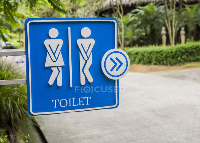 Signo de baño público azul humorístico, Koh Samui, Tailandia - foto de stock