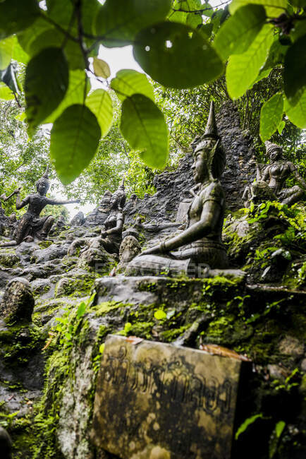 Statue buddiste nel giardino segreto del Buddha, Koh Samui, Thailandia — Foto stock