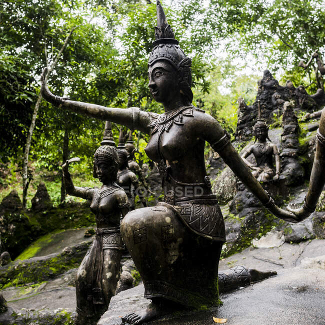 Statue del giardino segreto del Buddha nella foresta pluviale, Koh Samui, Thailandia — Foto stock
