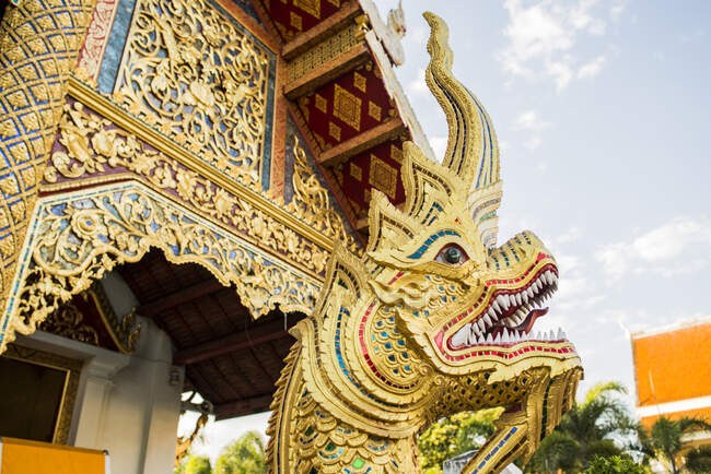 Detalle del dragón dorado en Wat Phra Singh, Chiang Mai, Tailandia - foto de stock
