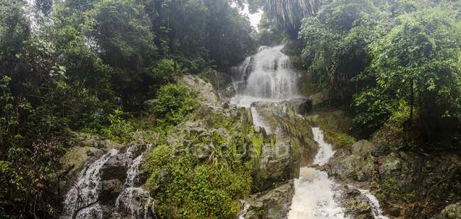 Cascadas de Na Muang en la selva tropical, Koh Samui, Tailandia - foto de stock