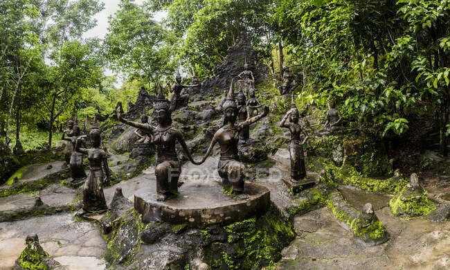 Estatuas secretas del jardín del Buda en la selva tropical, Koh Samui, Tailandia - foto de stock