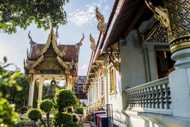Templo jardim e exterior em Wat Phra Singh, Chiang Mai, Thaila — Fotografia de Stock