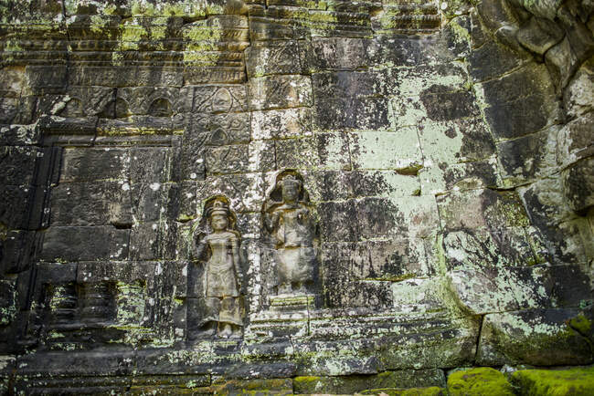 Dos estatuas de pared talladas en Banteay Kdei, Angkor Wat, Camboya - foto de stock