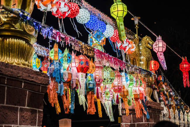 Righe di colorate lanterne di carta di notte, Lanterna di carta Festiva — Foto stock