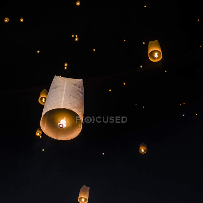 Floating paper lanterns moving up into night sky, Paper Lantern — Stock Photo