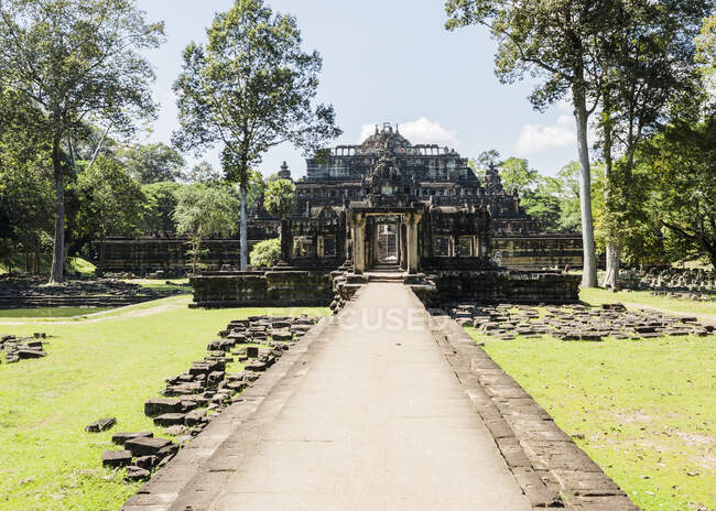 Panoramic view of Phimeanakas temple at Ta Phom, Angkor Thom, Ca — Stock Photo